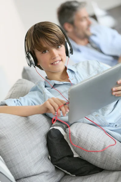 Adolescente guardando film su tablet — Foto Stock