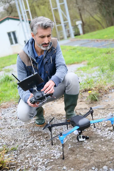 Man die drone bedient — Stockfoto