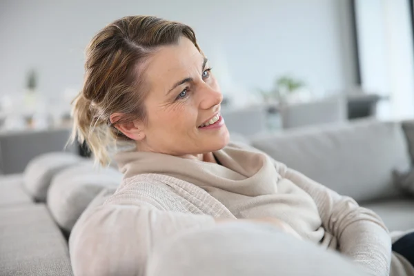 Vreedzame middelbare leeftijd vrouw — Stockfoto