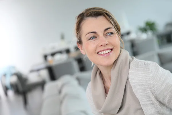 Frau mittleren Alters zu Hause — Stockfoto