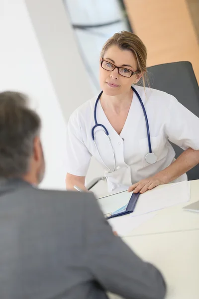 Reunião do médico com o doente — Fotografia de Stock