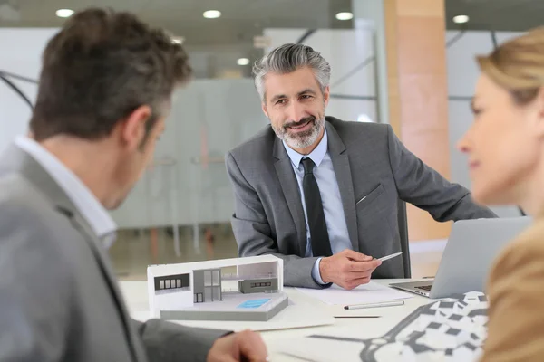 Architect meeting with clients — Stock Photo, Image