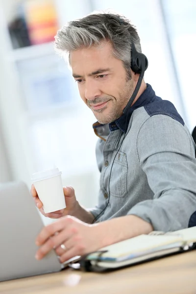 Man teleworking from home — Stock Photo, Image