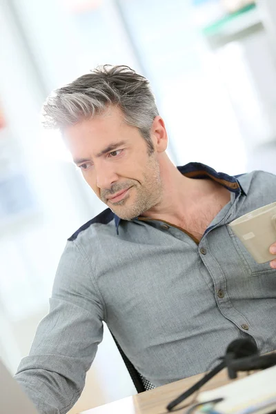 Businessman working on laptop computer — Stock Photo, Image