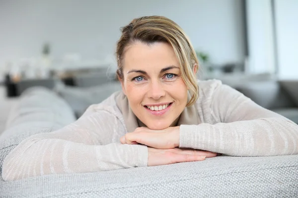 Maturo donna sorridente — Foto Stock