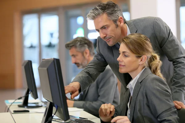 Les gens d'affaires travaillant dans le bureau — Photo