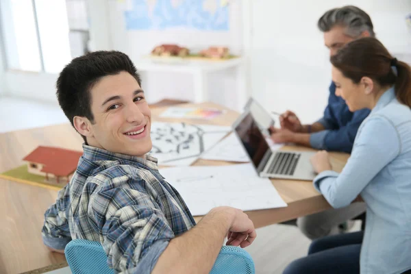 College boy behandlande klass — Stockfoto