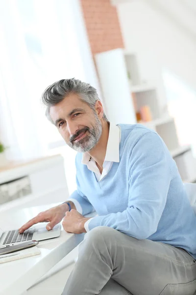 Empresário trabalhando em casa com laptop — Fotografia de Stock