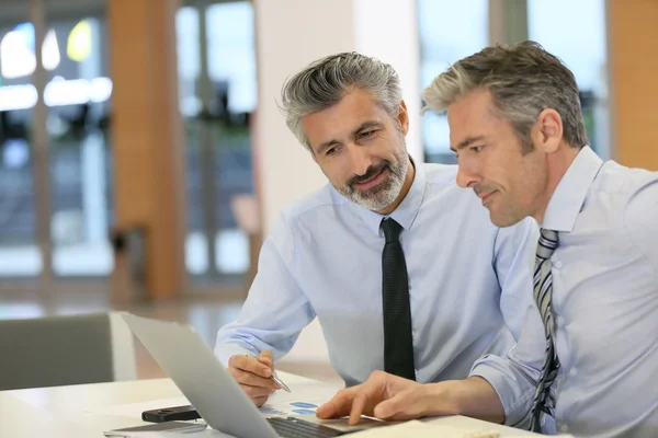 Empresarios trabajando en la oficina — Foto de Stock