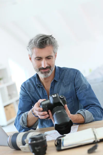 Photo reporter in office — Stock Photo, Image