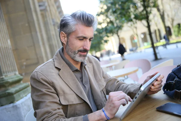 Man använder tablet på kafé — Stockfoto