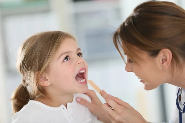 Médico examinando garganta y boca — Foto de Stock