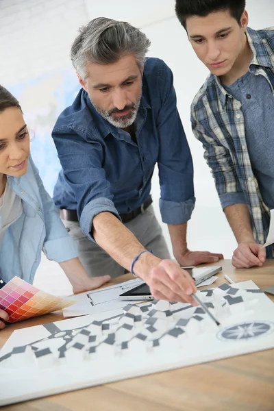 Étudiants avec formateur travaillant sur un projet d'architecture — Photo