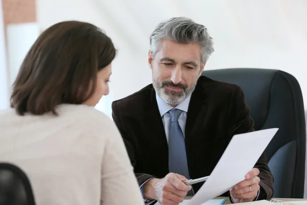 Attorney meeting client in office — Stock Photo, Image