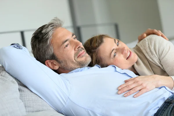 Äldre par avkopplande soffan — Stockfoto