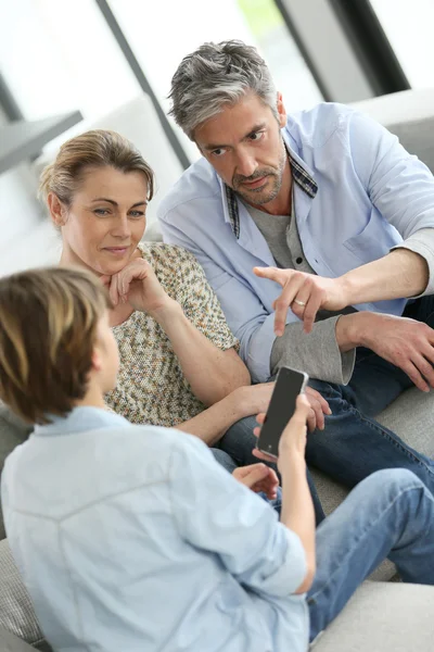 Padres dando teléfono inteligente con advertencia —  Fotos de Stock