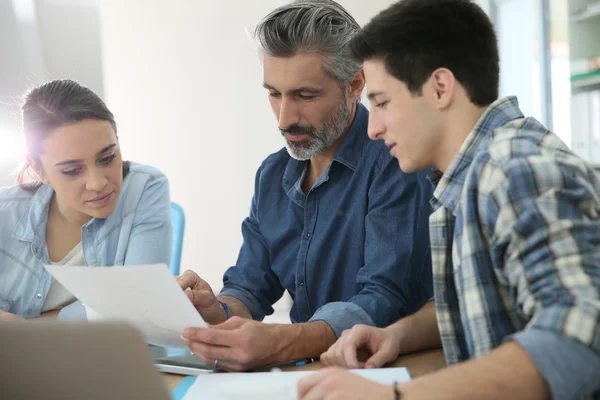 Estudantes com formador trabalhando — Fotografia de Stock