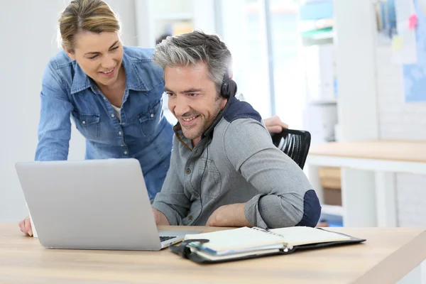 Colleghi che lavorano su laptop — Foto Stock