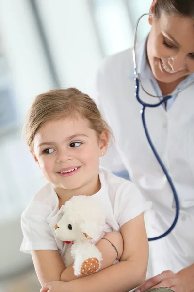 Médico examinando menina com estetoscópio — Fotografia de Stock