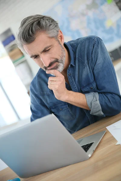 Dizüstü bilgisayarda çalışan öğretmen — Stockfoto