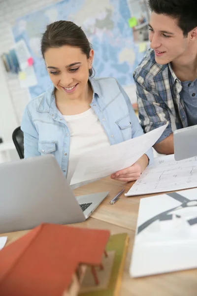 Estudiantes trabajando en proyecto — Foto de Stock