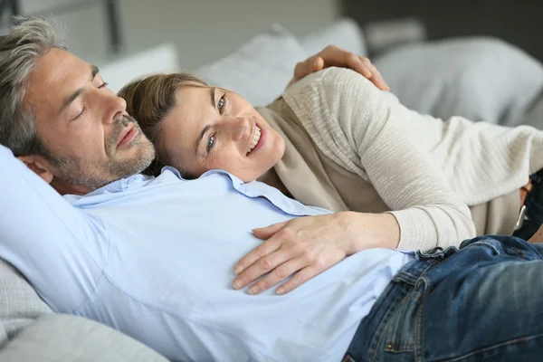 Casal maduro relaxante no sofá — Fotografia de Stock