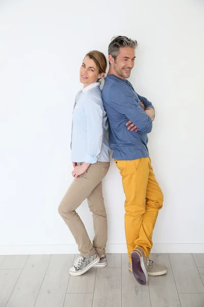 Couple standing back to back — Stock Photo, Image