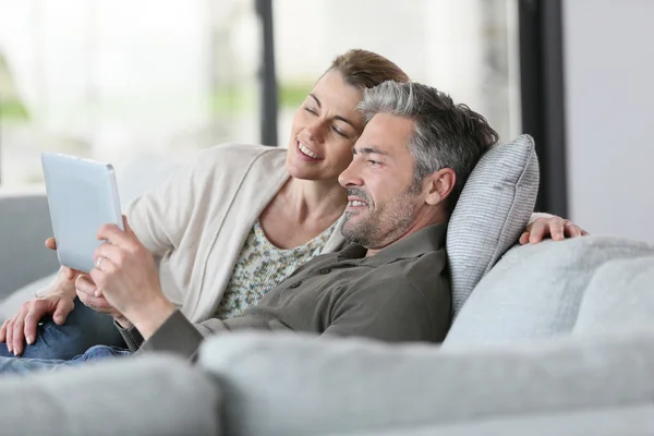 Paar nutzt digitales Tablet — Stockfoto