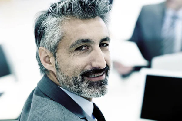 Uomo d'affari con i capelli grigi — Foto Stock