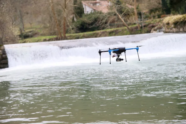 Drone vliegen over de rivier — Stockfoto