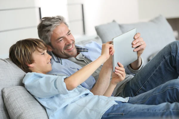 Pappa och son websurfing — Stockfoto