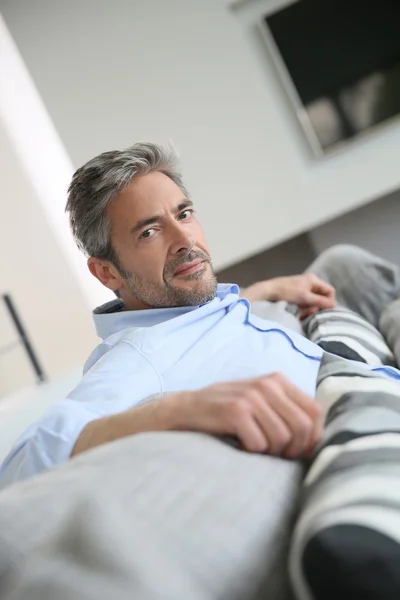 Mann entspannt sich auf Sofa — Stockfoto