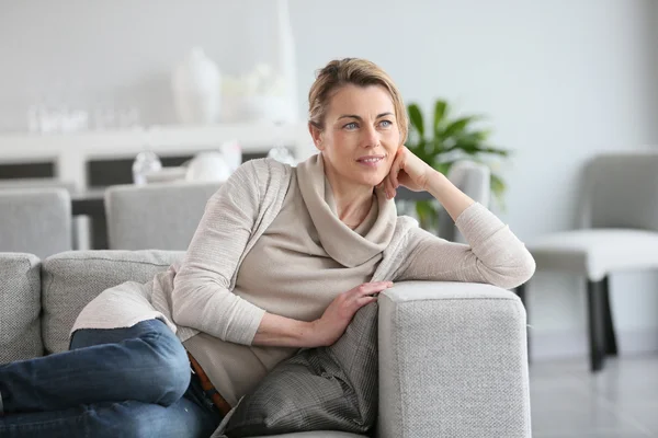 Mulher relaxante no sofá — Fotografia de Stock