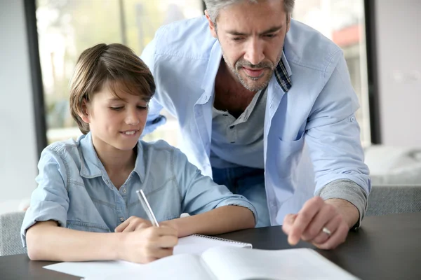 Father helping son — Stock Photo, Image