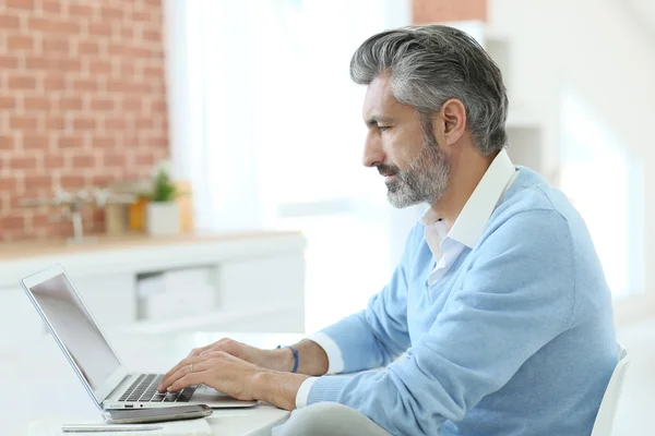 Affärsman arbeta hemifrån med laptop — Stockfoto