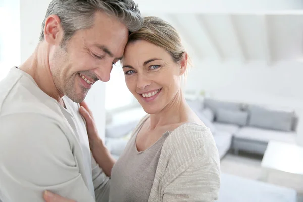 Paar zeigt Liebe — Stockfoto