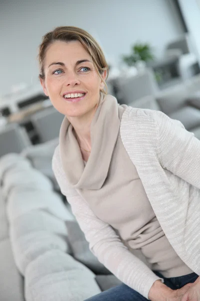 Frau mittleren Alters zu Hause — Stockfoto