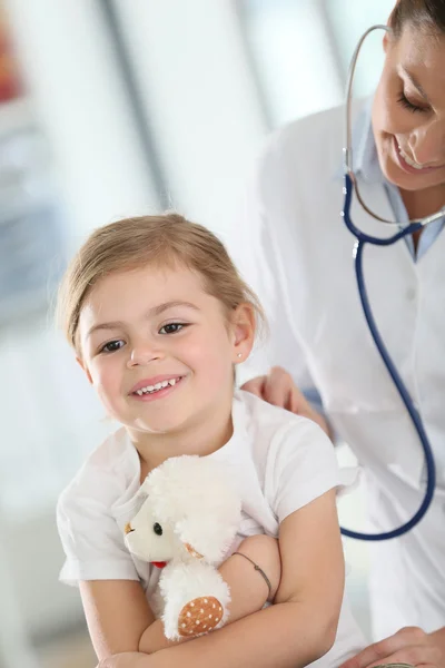 Médico examinando menina com estetoscópio — Fotografia de Stock