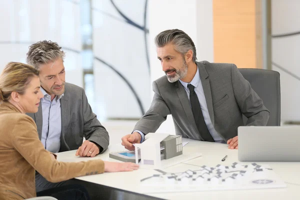 Couple meeting architect — Stock Photo, Image