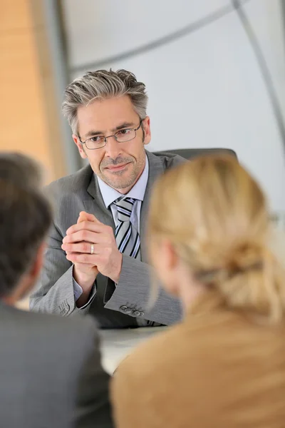 Consultant listening to clients — Stock Photo, Image