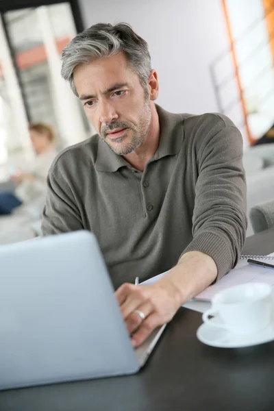 Man calculating budget — Stock Photo, Image