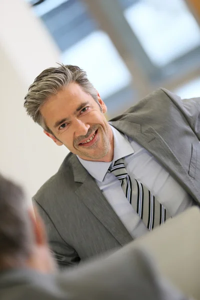 Geschäftsmann arbeitet am Laptop — Stockfoto