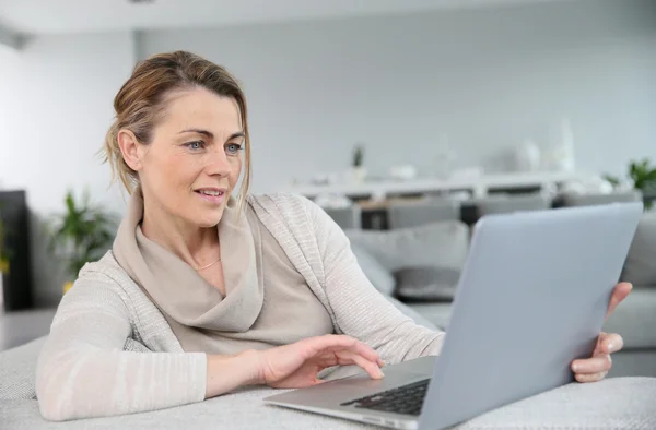 Woman websurfing with laptop — Stock Photo, Image