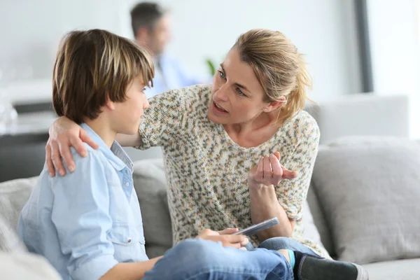 Mother giving warning to boy — Stock Photo, Image