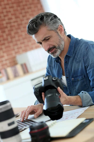 Foto reporter in carica — Foto Stock