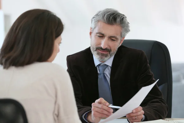 Attorney meeting client in office — Stock Photo, Image