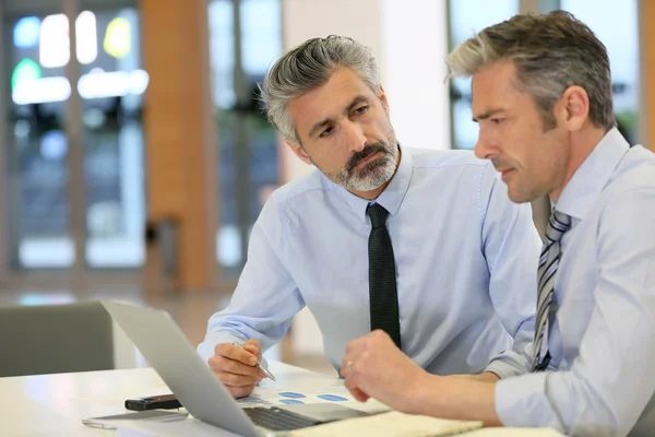 Geschäftsleute arbeiten im Büro — Stockfoto