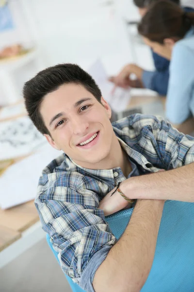 College ragazzo frequentare classe — Foto Stock