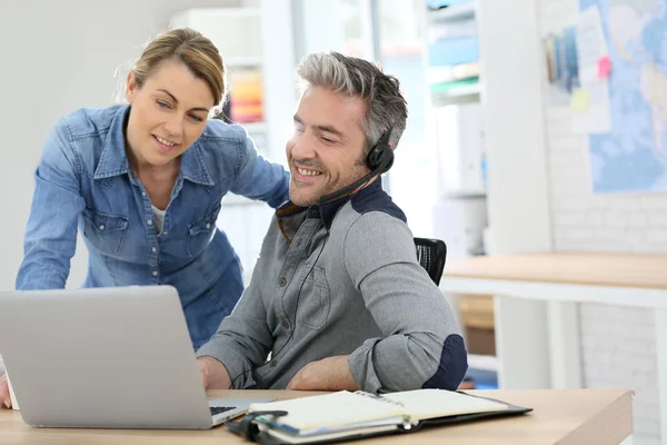 Colleghi che lavorano su laptop — Foto Stock