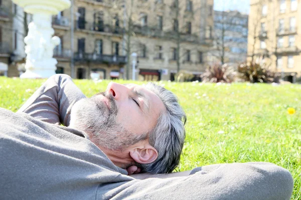 Człowiek o nap w parku — Zdjęcie stockowe